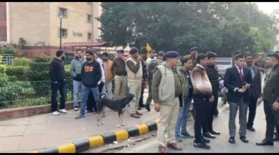 ভারতে সংসদ ভবনের বাইরে গায়ে আগুন দিলেন এক ব্যক্তি